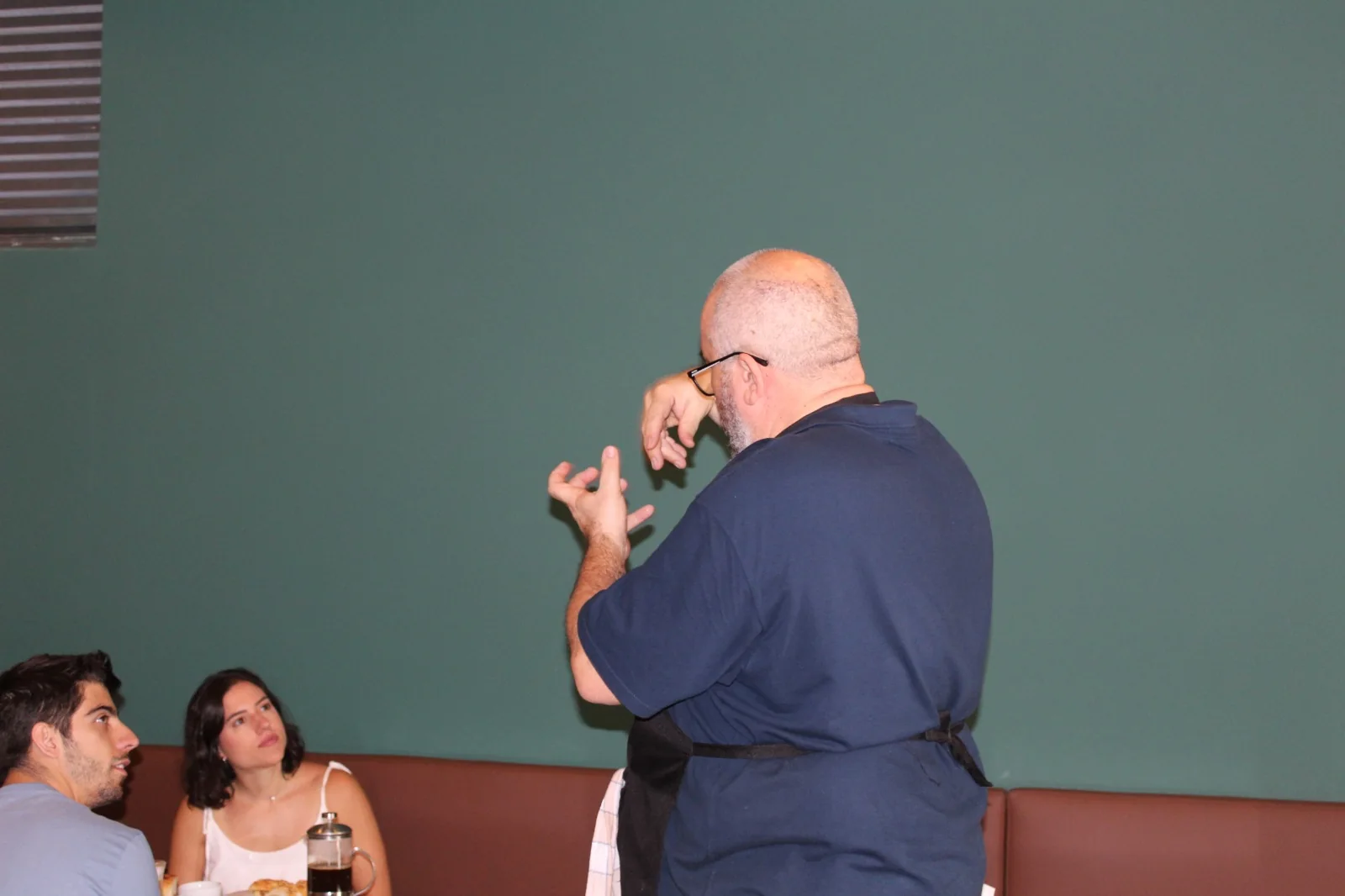 Marcelo atendendo clientes na The Coffeess